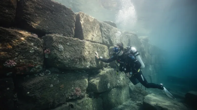 Waarom duikers bij Sein-eiland een reusachtige 4000 jaar oude stenen muur vonden